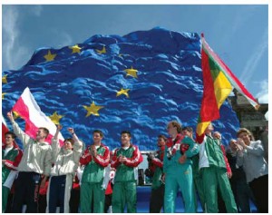 In May 2004, the EU’s annual “open-door day” coincided with celebrations for the 10-member enlargement. Hungarian marathon runners arrived in Brussels wearing the 10 flags of the new member states.