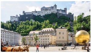 An overview of Kapitelplatz (Chapter Square) in Salzburg with Hohensalzburg Castle in the distance. (Photo: © Tourismus Salzburg GmbH, Photographer: Bryan Reinhart)