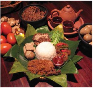 A gudeg meal, pictured here, is the ultimate Yogya delicacy and usually ends with hot sweet tea. (Photo: www.gudeglaminten.com)