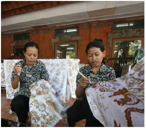 Artisans make Batik designs using wax and dye. Designated by UNESCO as a Masterpiece of Oral and Intangible Heritage of Humanity, Batik is an honoured legacy of Indonesia. (Photo: Ministry of Tourism of the Republic of Indonesia)
