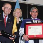 Oscar Arias, former president of Costa Rica, received an honourary degree from Carleton University. From left, Carleton chancellor Herb Gray, president Roseann O'Reilly Runte and Mr. Arias. (Photo: Mike Pinder)