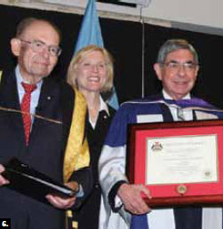 Oscar Arias, former president of Costa Rica, received an honourary degree from Carleton University. From left, Carleton chancellor Herb Gray, president Roseann O’Reilly Runte and Mr. Arias. (Photo: Mike Pinder)