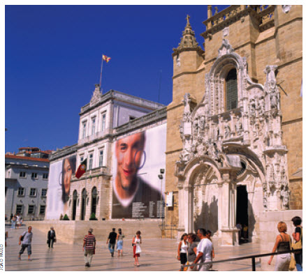 Coimbra, which houses one of the oldest and most prestigious universities in Europe, is marked by the distinctive Baroque style of the 1600s.