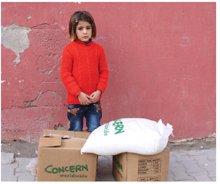 A Syrian girl waits next to relief help at Suruc City, Turkey. (Photo: Caroline Gluck/EU/ECHO)