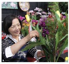Rachel Wu, wife of the Taipei Economic and Cultural Office’s representative, offers a floral arrangement demonstration. (Photo: Sam Garcia)