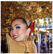 This Indonesian dancer, Azalea Carolina Gunawan, took part in the Travel and Vacation Show. (Photo: Ülle Baum) 