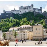 An overview of Kapitelplatz (Chapter Square) in Salzburg with Hohensalzburg Castle in the distance. (Photo: © Tourismus Salzburg GmbH, Photographer: Bryan Reinhart)