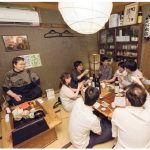 Customers can enjoy sake and food in a relaxed, inviting and comfortable atmosphere at an izakaya, quite often in the presence of its master or mistress. (Photo: /©Makoto Takagi)