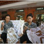 Artisans make Batik designs using wax and dye. Designated by UNESCO as a Masterpiece of Oral and Intangible Heritage of Humanity, Batik is an honoured legacy of Indonesia. (Photo: Ministry of Tourism of the Republic of Indonesia)