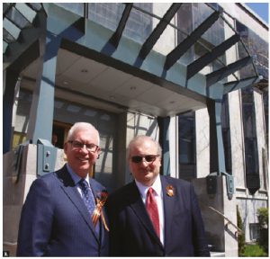 Chief of Protocol Roy Norton, left, and Russian Ambassador Alexander Darchiev took part in Victory Day celebrations at the Russian Embassy. (Photo: Ülle Baum)