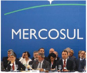 MERCOSUR (spelled MERCOSUL in Portuguese) is a trade pact that includes Argentina, Brazil, Paraguay, Uruguay and Bolivia. It was inpired by Europe‘s common market and signed in 1991. (Photo: Agência Brasil)