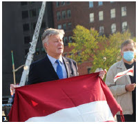 Latvian Ambassador Karlis Eihenbaums gave a speech and joined in the singing of the national anthem. (Photo: Ülle Baum) 