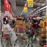 Instant noodles were a big item on the panic-buying list of Vietnamese residents. The country has fared extremely well during the COVID-19 pandemic, with only 0.3 deaths per million people. (Photo: Mongrangvebet)