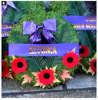 Due to COVID-19 restrictions, only 100 invited guests attended the Remembrance Day celebration in Ottawa and the wreaths left on behalf of the large diplomatic community in Ottawa were placed a day before at the National War Memorial. This wreath from the Embassy of Estonia was among them. (Photo: Ülle Baum) 
