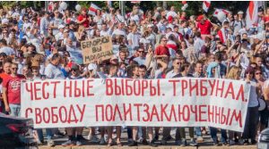 Belarusian officials have cracked down on pro-democracy protests to the point where anyone showing the white and red colours of the revolution can be fined or jailed. So far, 36,000 Belarusians have been arrested and penalized, according to the Belarusian Canadian Alliance. (Photo: Homoatrox / Serge Serebro, Vitebsk Popular News)