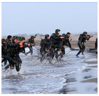 Navy members of the IRGC commandos take part in exercises in the Persian Gulf’s Strait of Hormuz. (Photo: Sayyed shahab-o- din vajedi