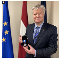 Latvian Ambassador Karlis Eihenbaums received an Order of Merit from the Estonian Central Council in Canada for outstanding contribution to building Latvian relations and advancing Baltic interests in Canada. (Photo: Ülle Baum) 