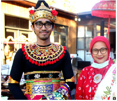 At the Indonesian event, third secretary I Made Diangga (left) and second secretary Sri Remaytin wear  traditional costumes. (Photo: Ülle Baum)