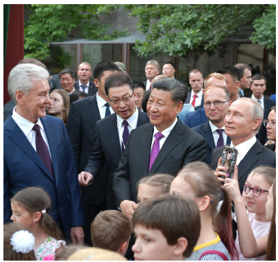 Russian President Vladimir Putin and Chinese President Xi Jinping, shown here visiting the Moscow zoo, both believe in multilateralism, Stepanov says. (Photo: Alexey Druzhinin)