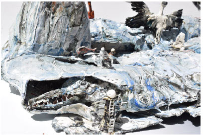 In Sunset Cruise, ceramic sculptor Lisa Creskey seeks to understand how “individuals are attempting to mentally process and understand climate change.“ (Photo: photo courtesy of L.A. pai gallery)