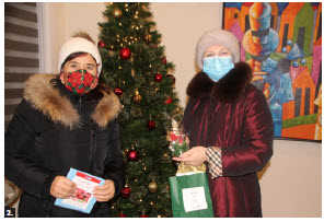 Members of the Head of Missions Spouses Association (HOMSA) participated in the “Sharing Hope Wishes 2021” project that raised money for Caldwell Family Centre. From left: Piret Lukk gives a candle as a present to Olga Kamaldinova, wife of Kazakh Ambassador Akylbek Kamaldinov. Kamaldinova gave a donation for Caldwell Family Centre. (Photo: Ülle Baum) 