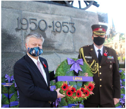 Latvian Ambassador Karlis Eihenbaums and Col. Agris Ozolins, Latvia’s defence, military, naval and air attaché, pay their respects at the National War Memorial. (Photo: Ülle Baum)